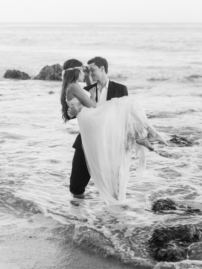 wedding couple in the ocean