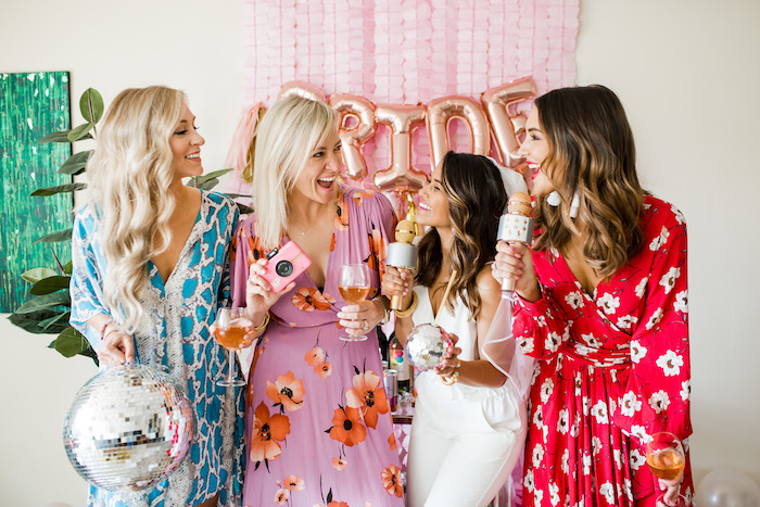 bachelorette party veil - Carrie Bradshaw Lied